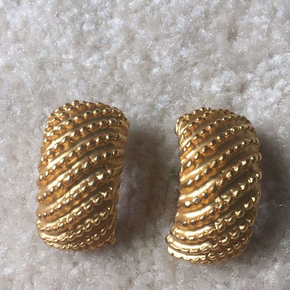Vintage goldtone earrings.